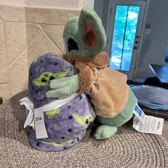 Star Wars Baby Yoda Plush NWT with Soft Purple  Blanket NEW - Picture 8 of 11